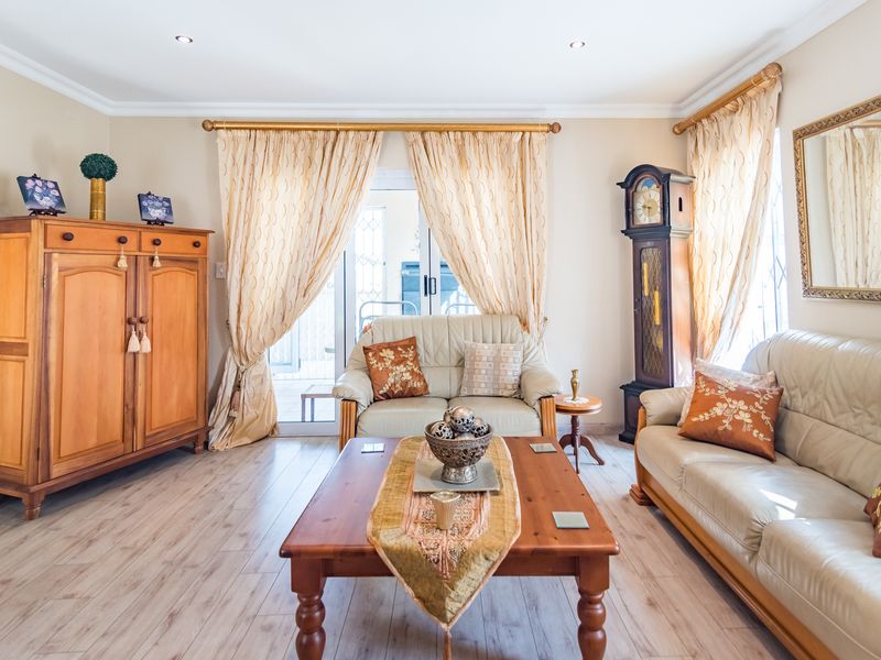 For Sale - Ultimate 4 Bed Luxury Meets Off-Grid Peace of Mind in Ferndale - Photo 4