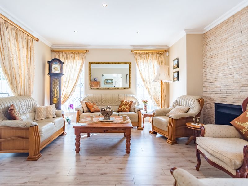 For Sale - Ultimate 4 Bed Luxury Meets Off-Grid Peace of Mind in Ferndale - Photo 2