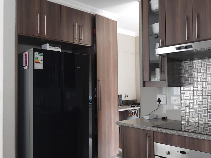 Stylish 4-Bedroom Family Haven in the Heart Between Ruimsig & Krugersdorp - Photo 4