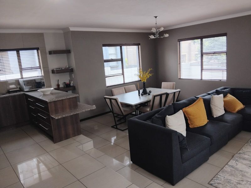 Stylish 4-Bedroom Family Haven in the Heart Between Ruimsig & Krugersdorp - Photo 10