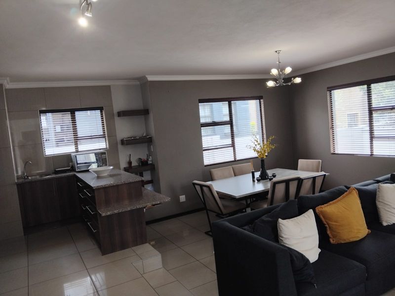 Stylish 4-Bedroom Family Haven in the Heart Between Ruimsig & Krugersdorp - Photo 9