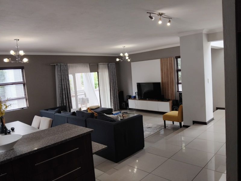 Stylish 4-Bedroom Family Haven in the Heart Between Ruimsig & Krugersdorp - Photo 7