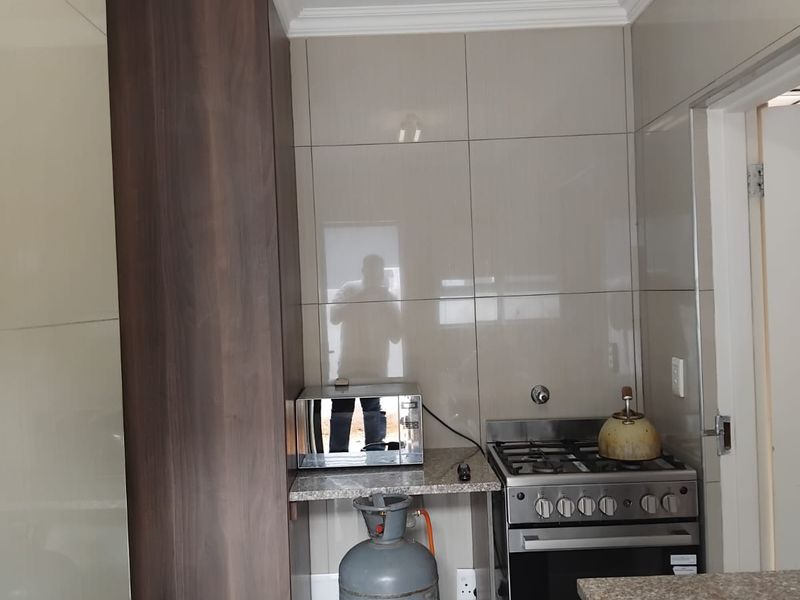 Stylish 4-Bedroom Family Haven in the Heart Between Ruimsig & Krugersdorp - Photo 6