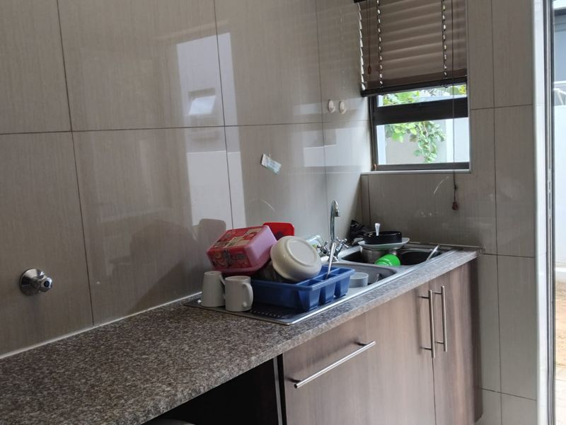 Stylish 4-Bedroom Family Haven in the Heart Between Ruimsig & Krugersdorp - Photo 5