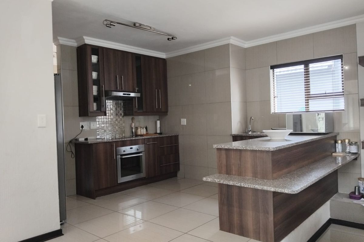 Stylish 4-Bedroom Family Haven in the Heart Between Ruimsig & Krugersdorp - Photo 3