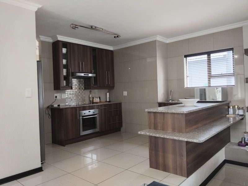Stylish 4-Bedroom Family Haven in the Heart Between Ruimsig & Krugersdorp - Photo 3