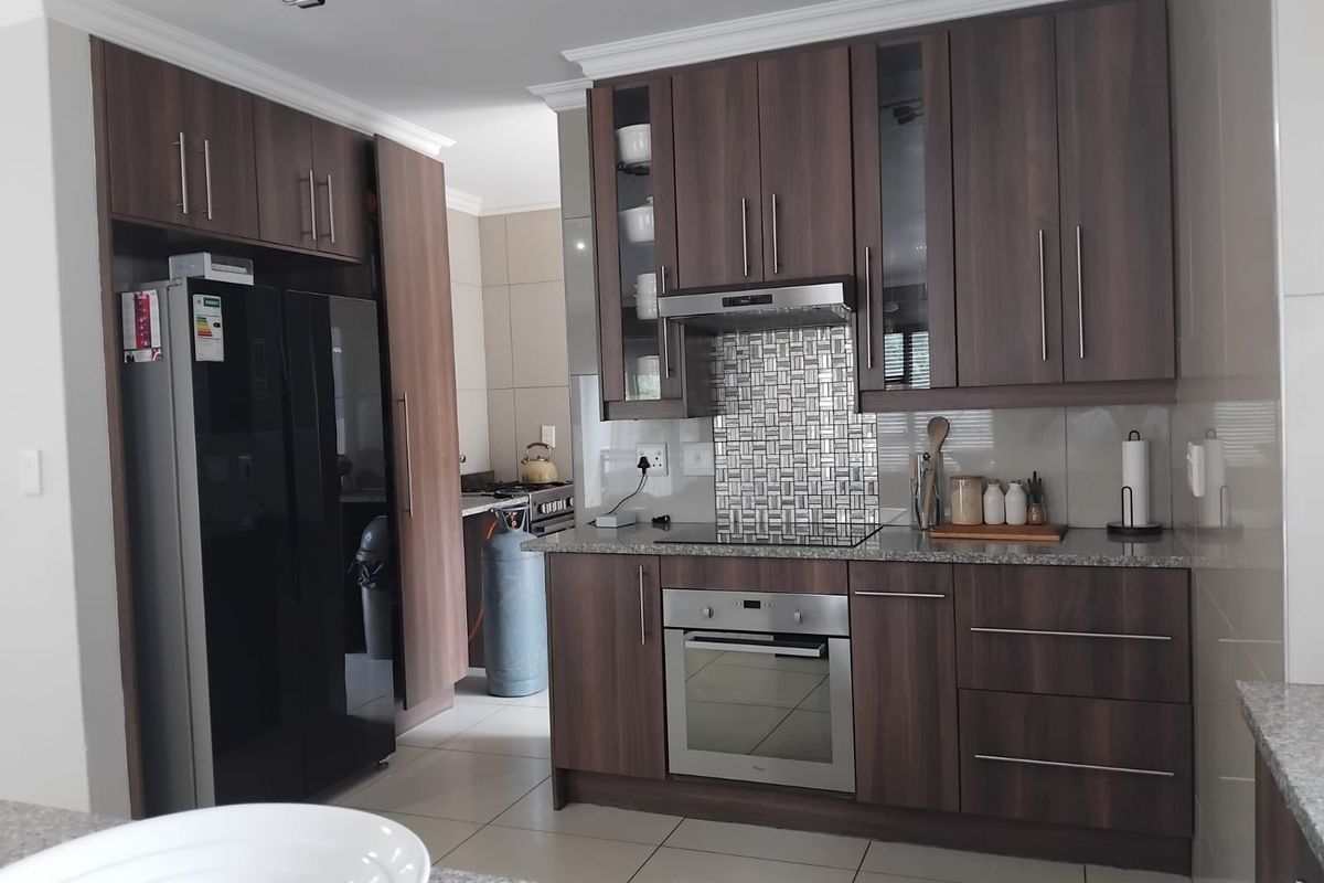 Stylish 4-Bedroom Family Haven in the Heart Between Ruimsig & Krugersdorp - Photo 2