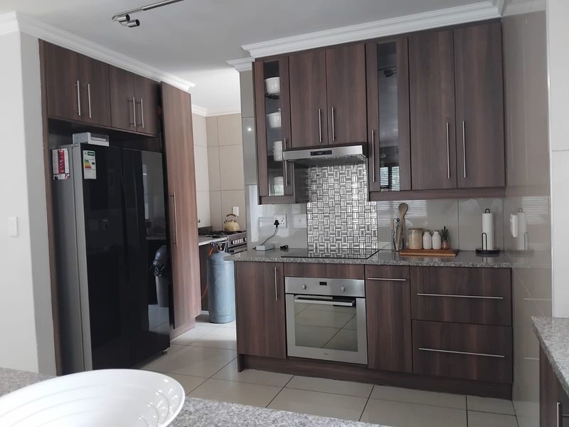 Stylish 4-Bedroom Family Haven in the Heart Between Ruimsig & Krugersdorp - Photo 2