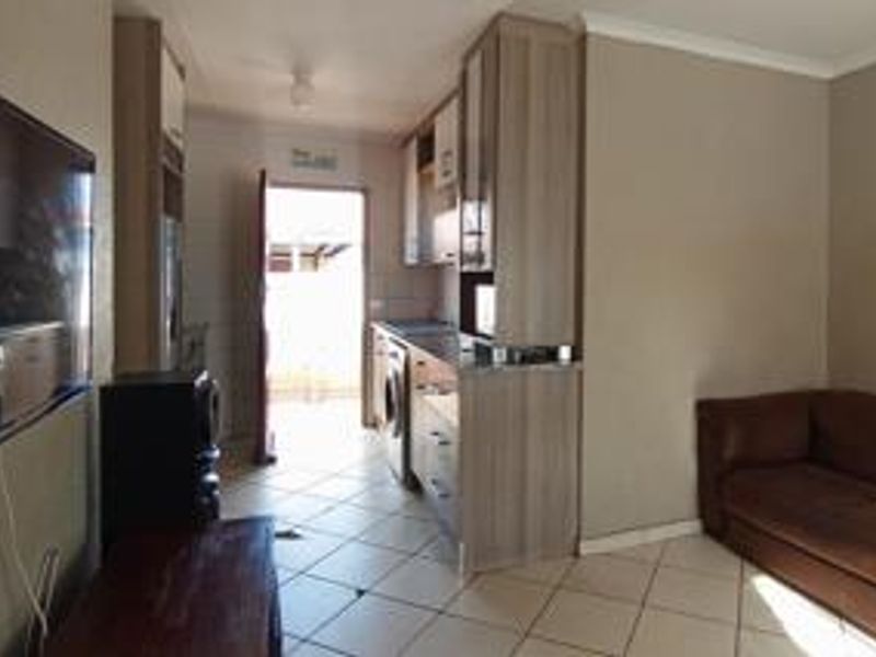 3 Bedroom House in Rosslyn - Photo 5