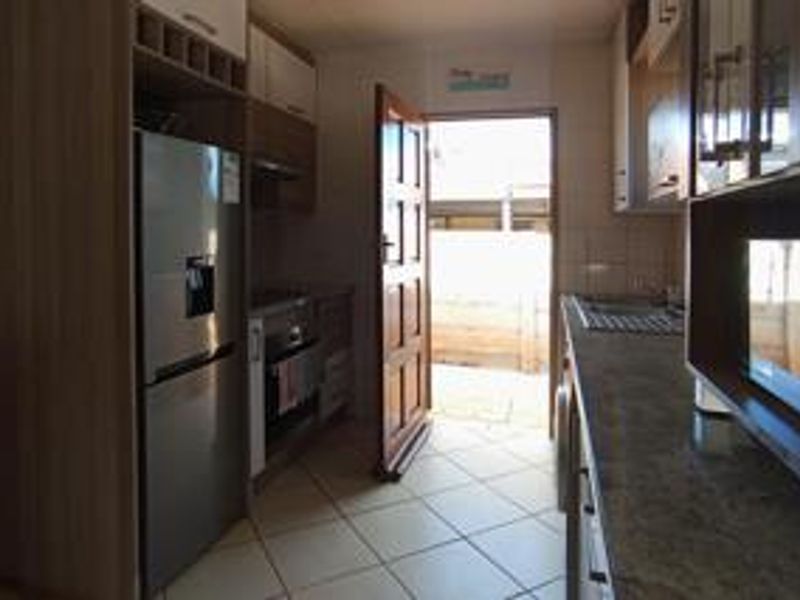 3 Bedroom House in Rosslyn - Photo 3