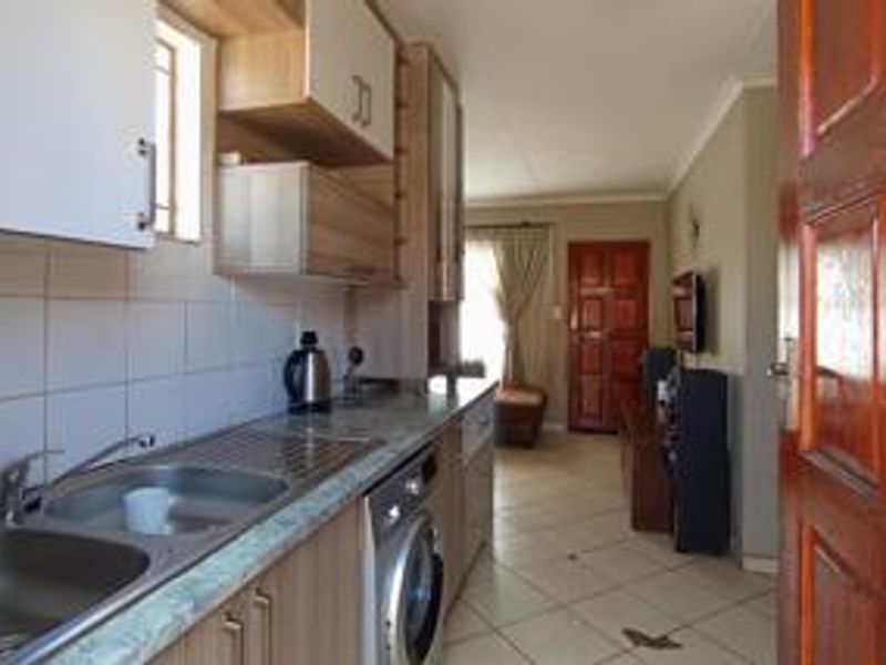 3 Bedroom House in Rosslyn - Photo 2