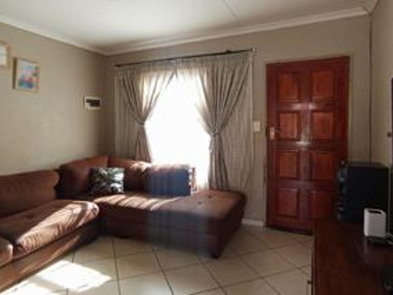 3 Bedroom House in Rosslyn - Photo 4