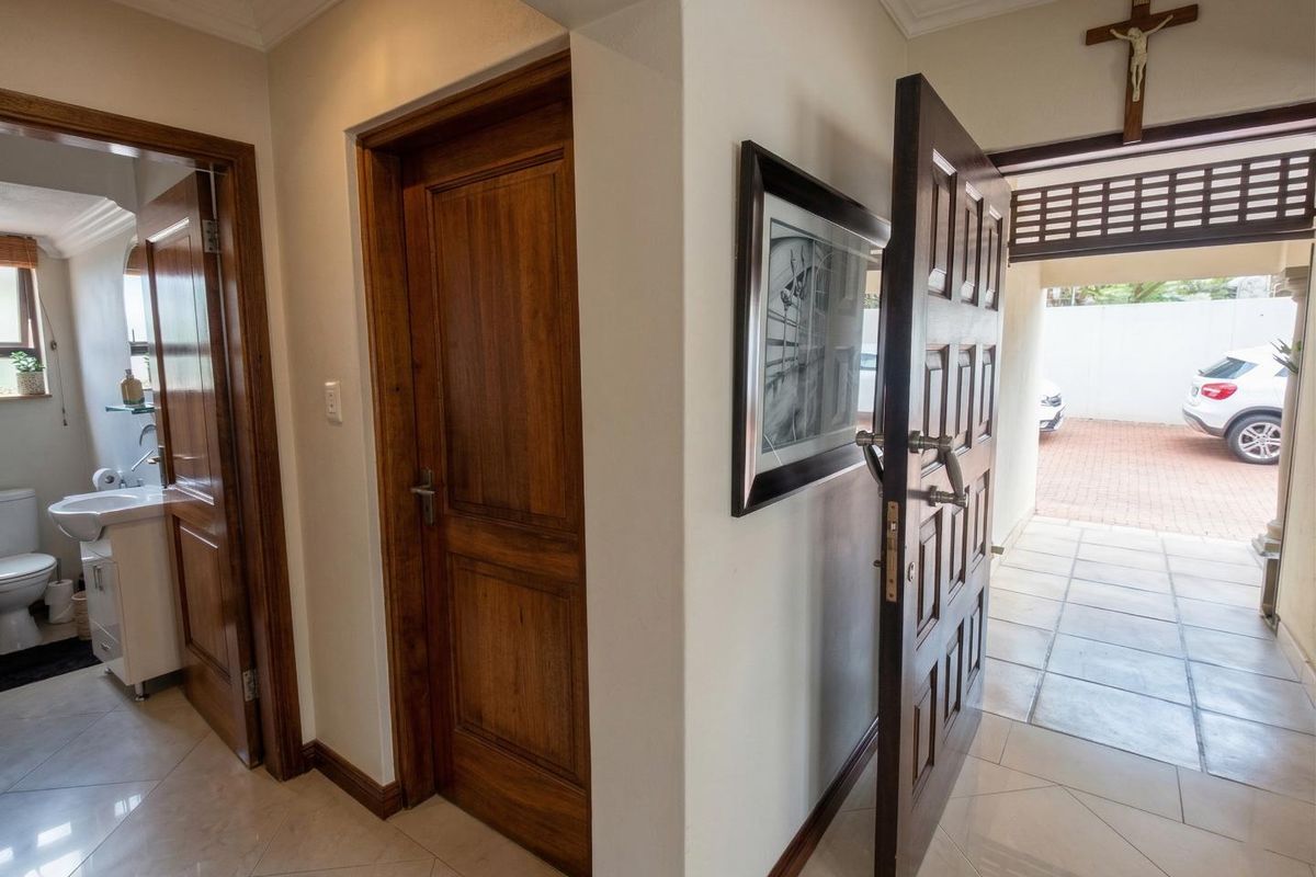 4 Bedroom Cluster Home To Let in Bryanston, Sandton - Photo 4