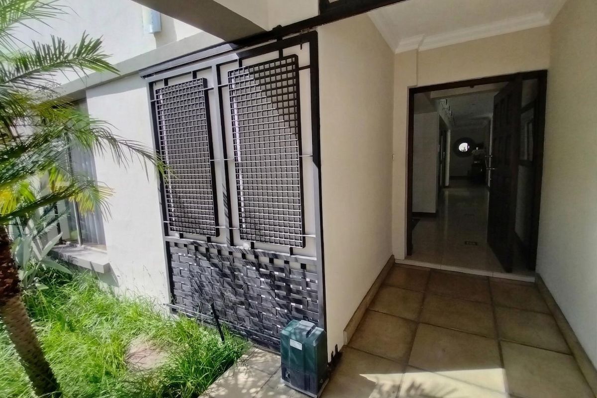 4 Bedroom Cluster Home To Let in Bryanston, Sandton - Photo 3