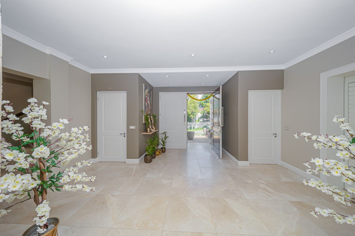 Elegant Masterpiece: A Warm Family Home and Entertainer's Delight. Serious Sellers! - Photo 4