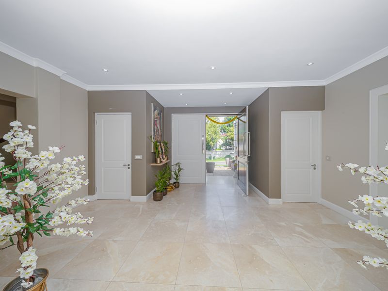 Elegant Masterpiece: A Warm Family Home and Entertainer's Delight. Serious Sellers! - Photo 4