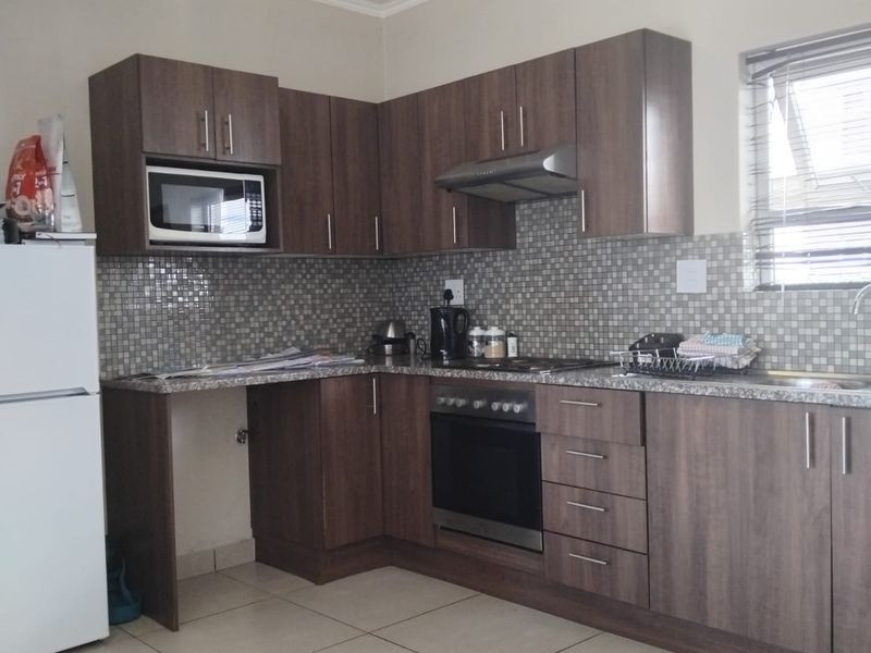 Spacious Ground Floor Living: Stylish 2-Bedroom, 2-Bathroom Comfort at Your Doorstep - Photo 3