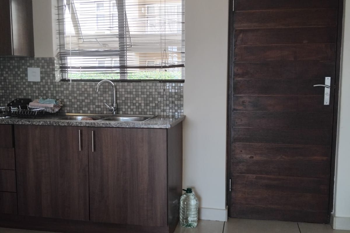 Spacious Ground Floor Living: Stylish 2-Bedroom, 2-Bathroom Comfort at Your Doorstep - Photo 4