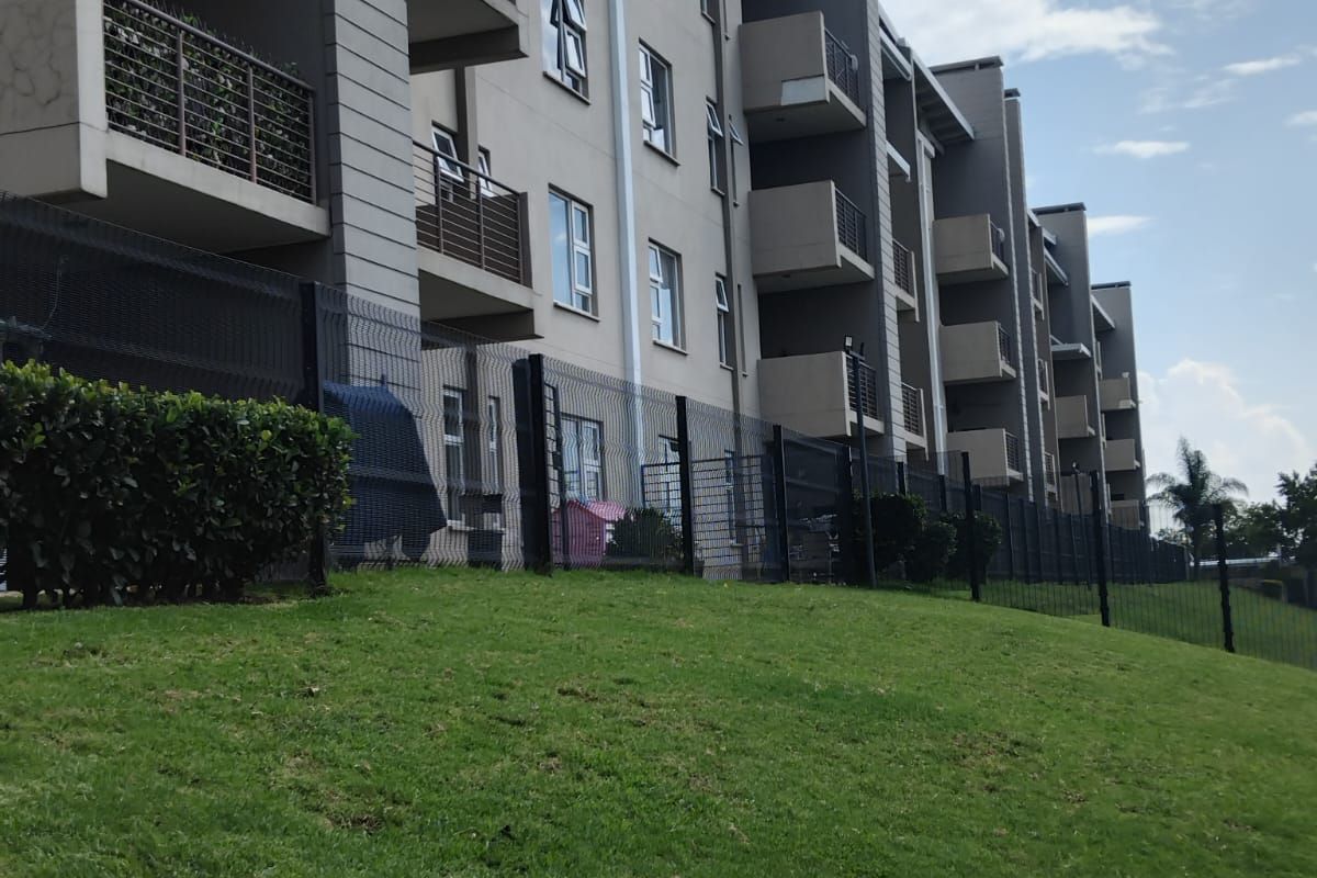 Spacious Ground Floor Living: Stylish 2-Bedroom, 2-Bathroom Comfort at Your Doorstep - Photo 2