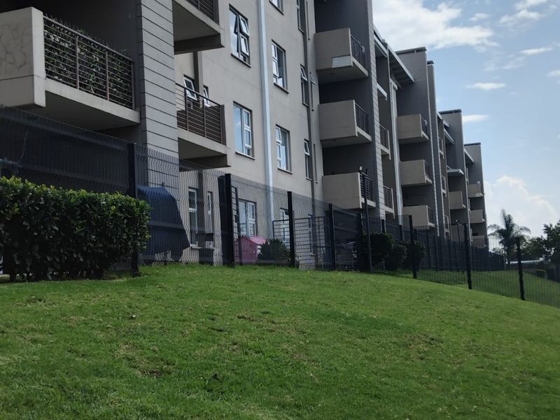 Spacious Ground Floor Living: Stylish 2-Bedroom, 2-Bathroom Comfort at Your Doorstep - Photo 2