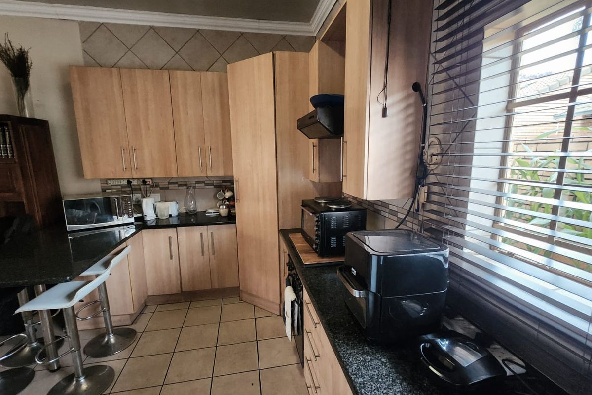 Priced to Sell! - Excellent Location! - Photo 3