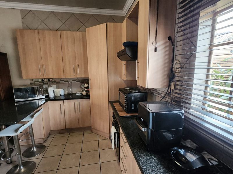 Priced to Sell! - Excellent Location! - Photo 3