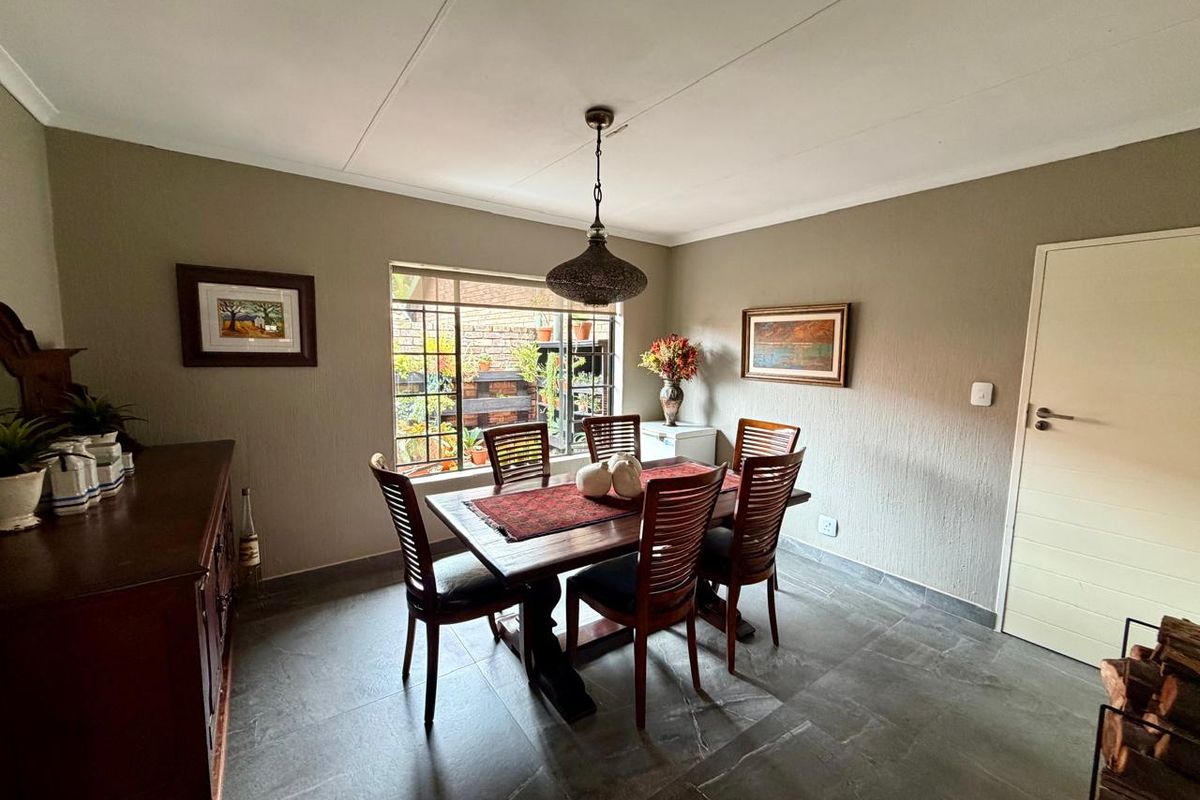 Stunning - Secure - Ultra Low Maintainance! - Photo 3