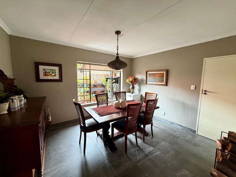 Stunning - Secure - Ultra Low Maintainance! - Photo 3