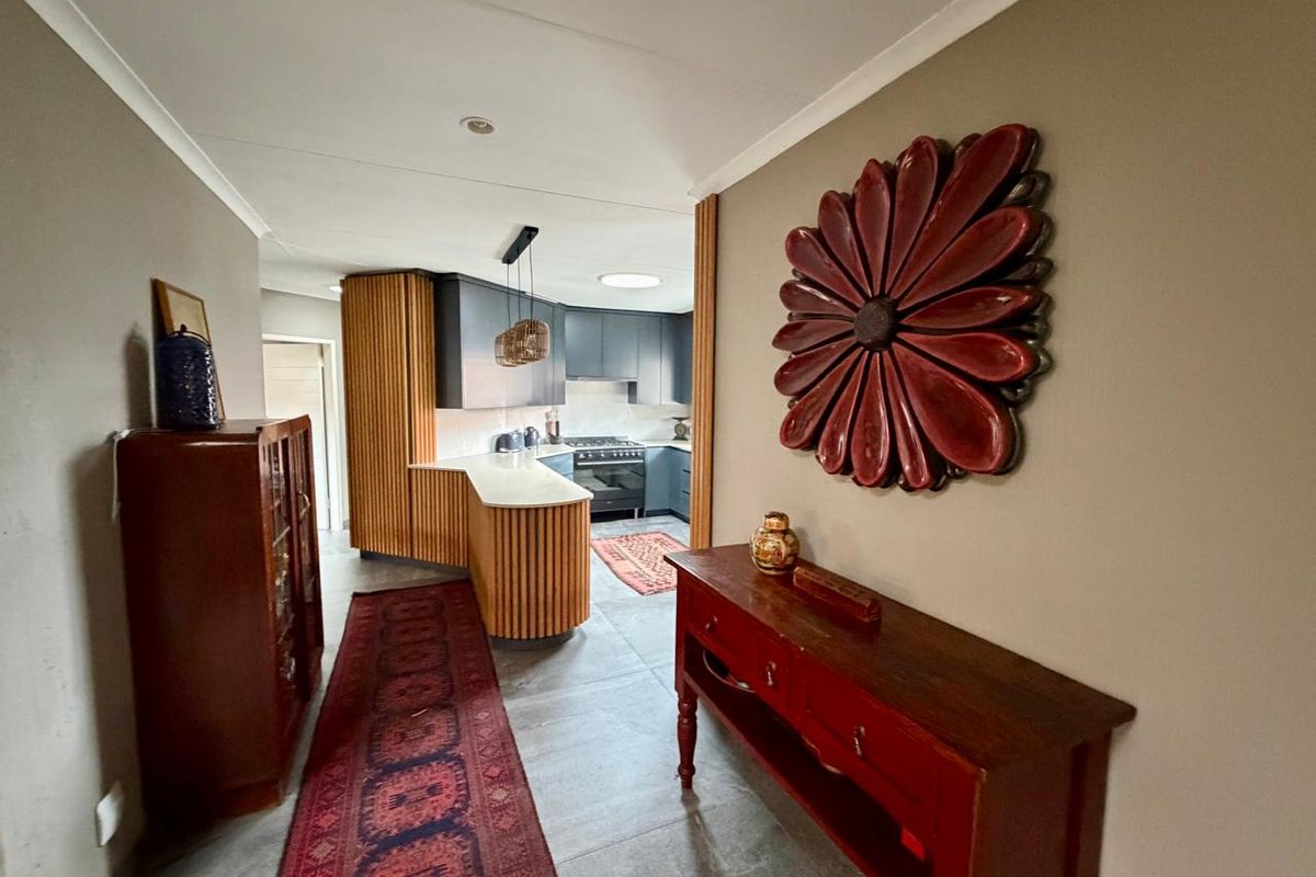 Stunning - Secure - Ultra Low Maintainance! - Photo 5