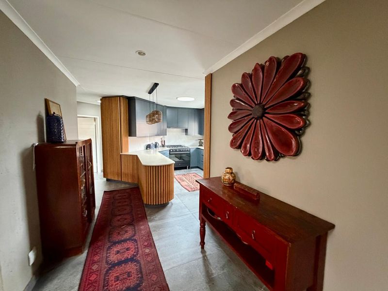 Stunning - Secure - Ultra Low Maintainance! - Photo 5