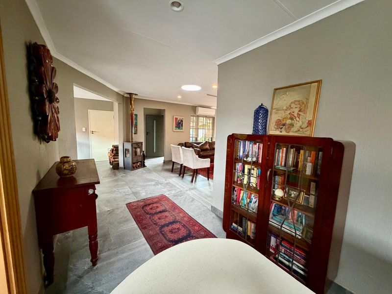 Stunning - Secure - Ultra Low Maintainance! - Photo 9