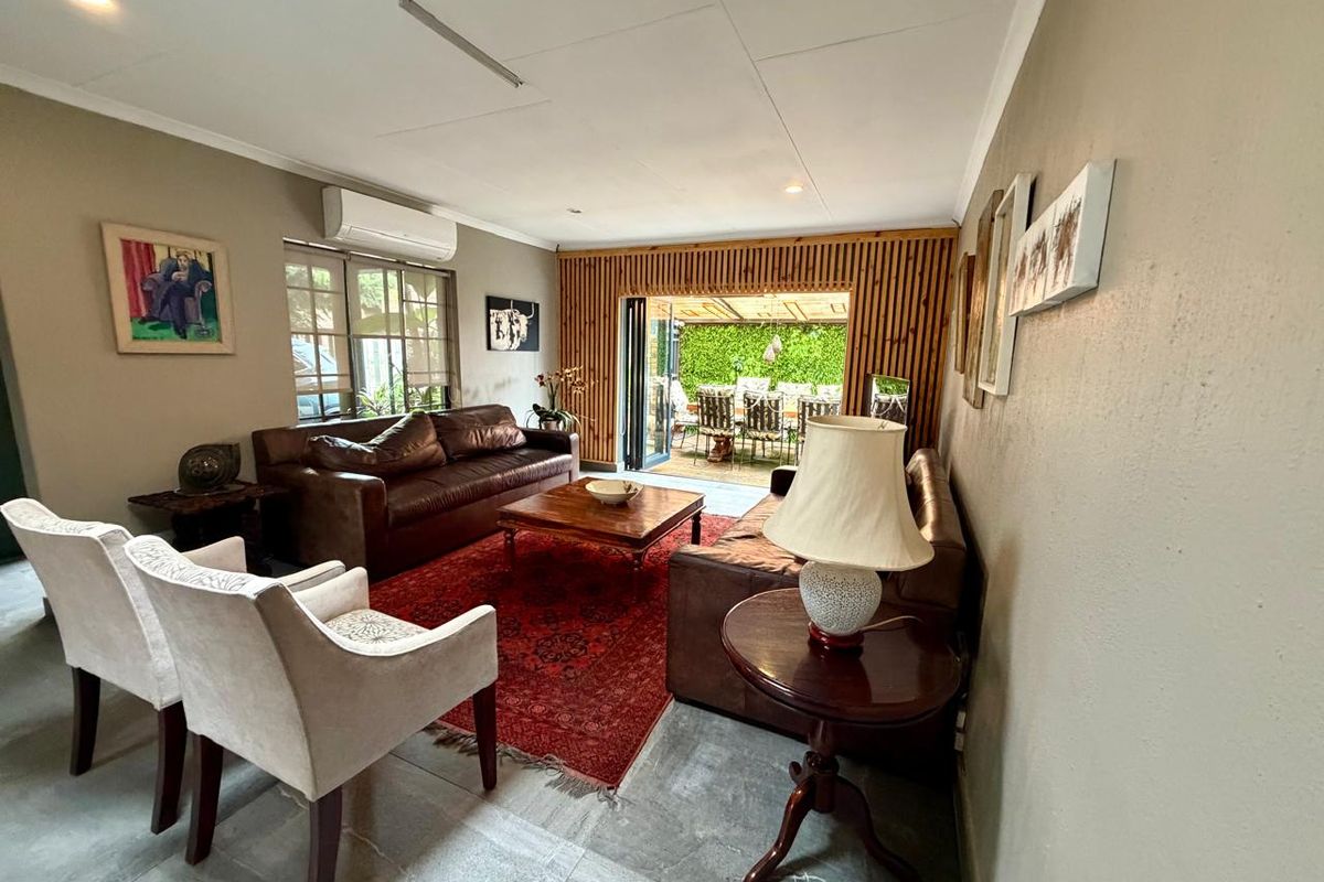 Stunning - Secure - Ultra Low Maintainance! - Photo 2