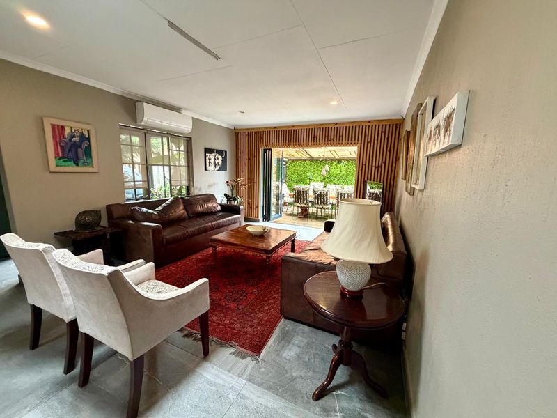 Stunning - Secure - Ultra Low Maintainance! - Photo 2