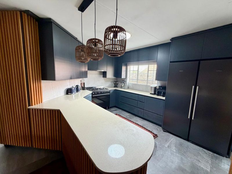 Stunning - Secure - Ultra Low Maintainance! - Photo 6