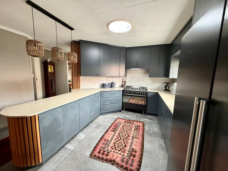 Stunning - Secure - Ultra Low Maintainance! - Photo 7