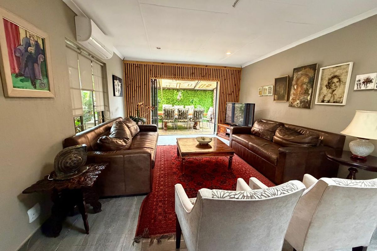 Stunning - Secure - Ultra Low Maintainance! - Photo 4