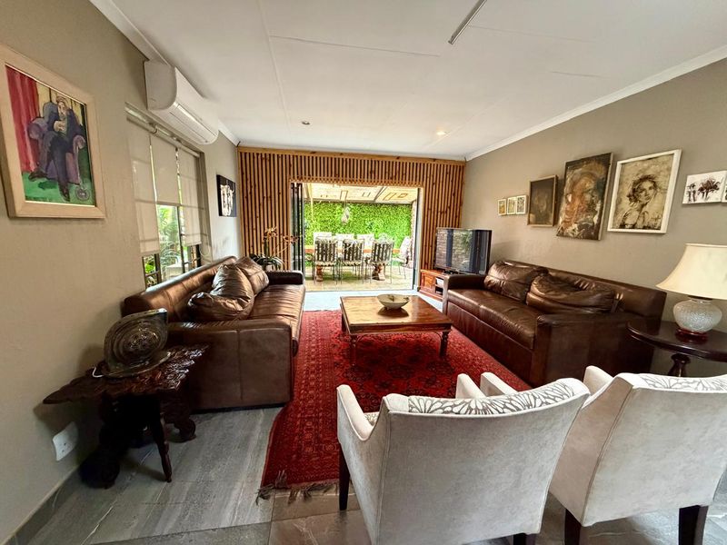 Stunning - Secure - Ultra Low Maintainance! - Photo 4