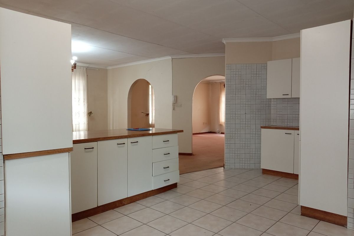 Charming 3-bedroom townhouse in Standerton Central, perfect for families, modern amenities and prime - Photo 2