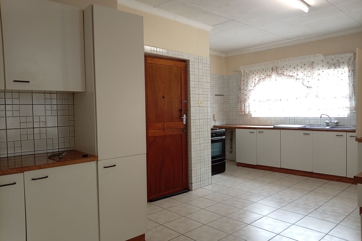 Charming 3-bedroom townhouse in Standerton Central, perfect for families, modern amenities and prime - Photo 3