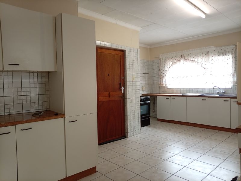 Charming 3-bedroom townhouse in Standerton Central, perfect for families, modern amenities and prime - Photo 3