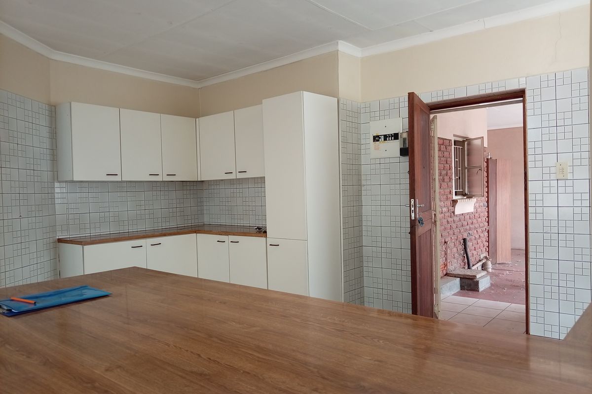 Charming 3-bedroom townhouse in Standerton Central, perfect for families, modern amenities and prime - Photo 4