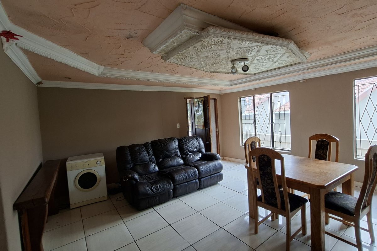 4-Bedroom Family Home with Double Garage - Photo 4