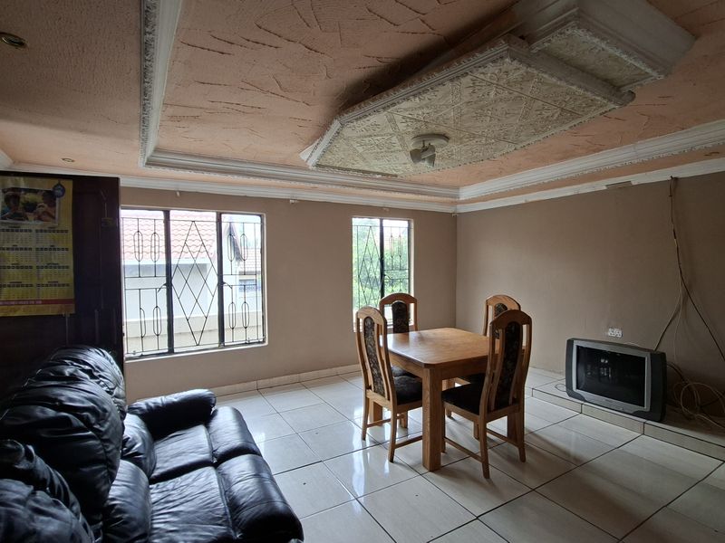 4-Bedroom Family Home with Double Garage - Photo 5