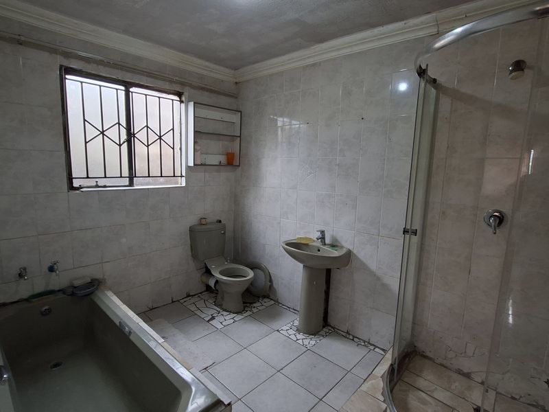 4-Bedroom Family Home with Double Garage - Photo 10