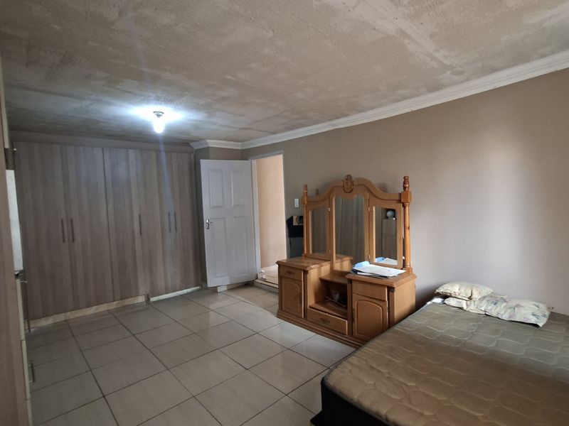 4-Bedroom Family Home with Double Garage - Photo 8