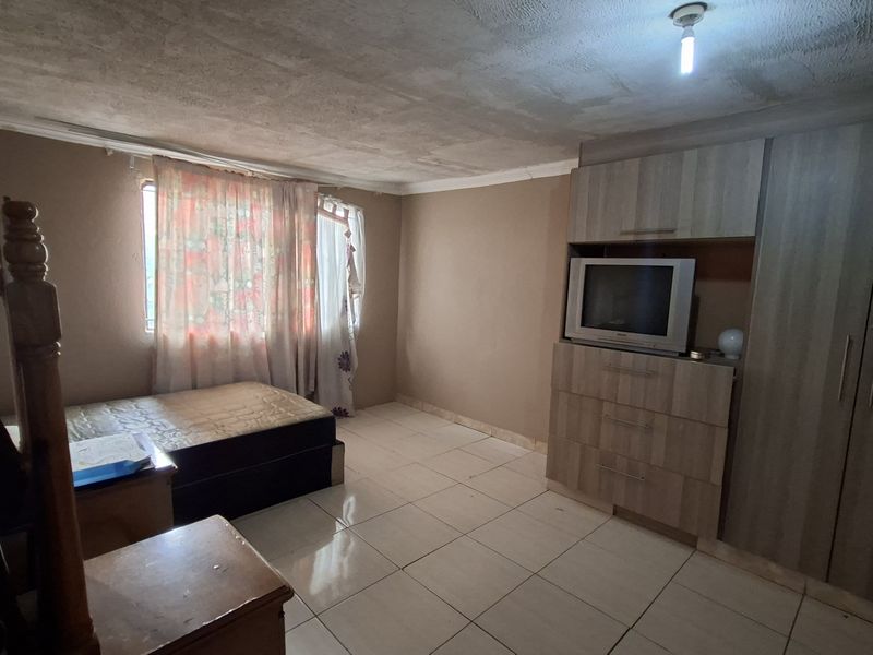 4-Bedroom Family Home with Double Garage - Photo 7