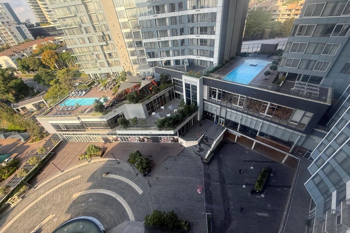 A 1 Bed, 1 Bath Apartment that enjoys natural light, a perfect lock-up & go in a secure building - Photo 3