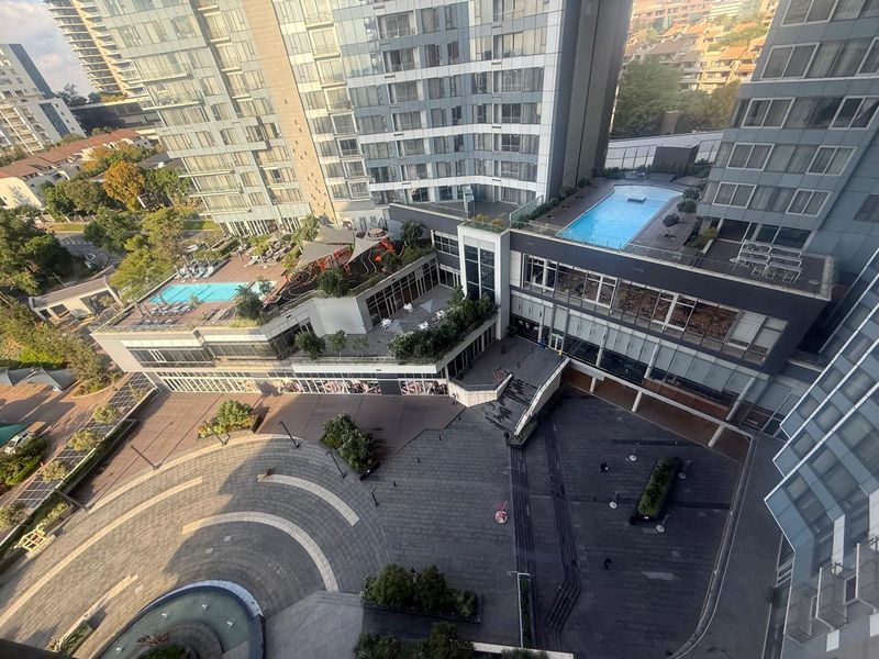 A 1 Bed, 1 Bath Apartment that enjoys natural light, a perfect lock-up & go in a secure building - Photo 3