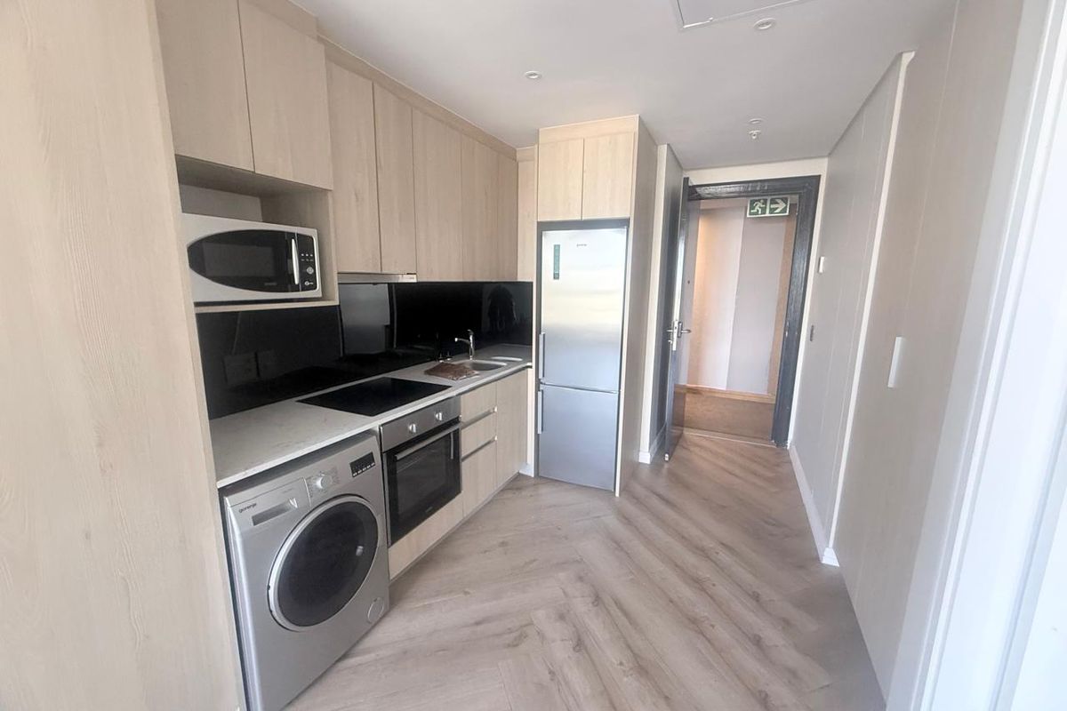 A 1 Bed, 1 Bath Apartment that enjoys natural light, a perfect lock-up & go in a secure building - Photo 5