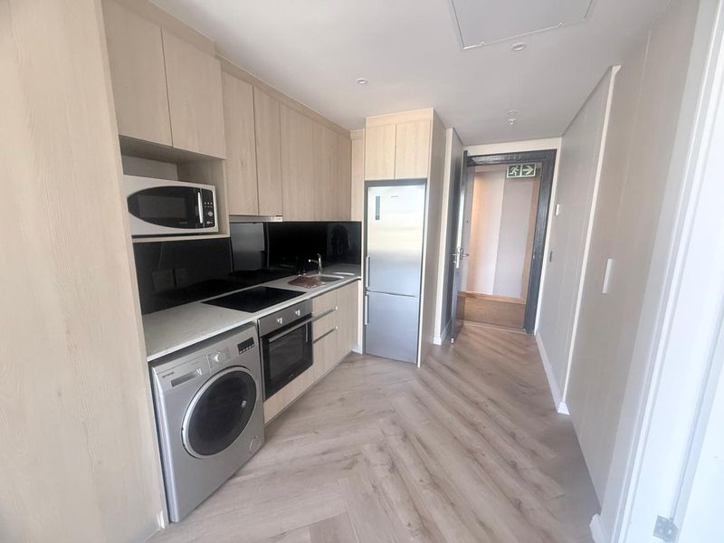 A 1 Bed, 1 Bath Apartment that enjoys natural light, a perfect lock-up & go in a secure building - Photo 5